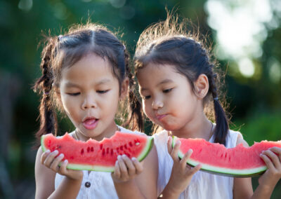 Zwei Mädchen essen Wassermelonen